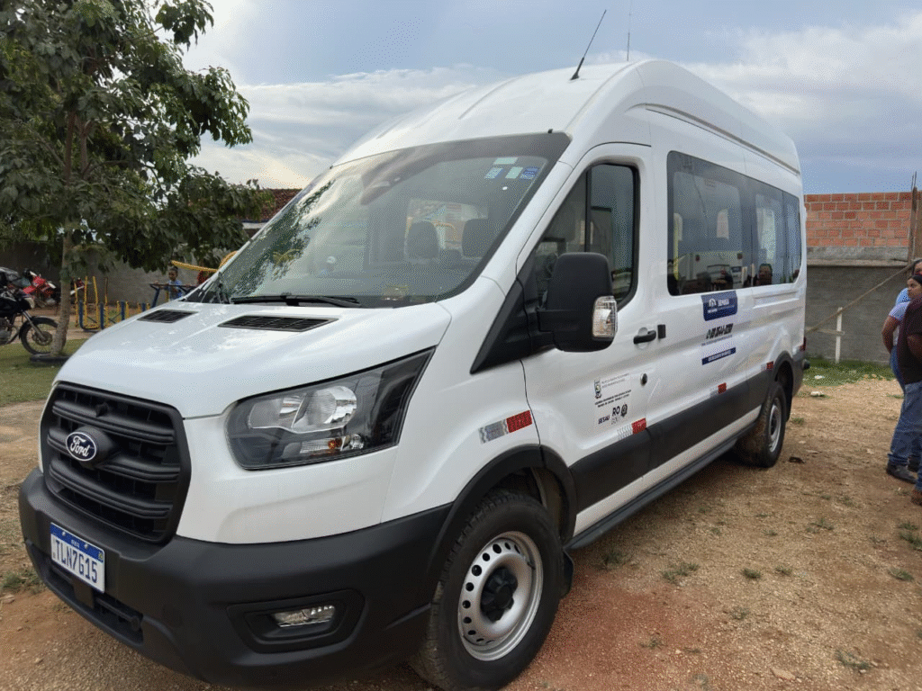 image-2-1024x768 Van adquirida com emenda do deputado Delegado Lucas garante transporte de alunos da APAE