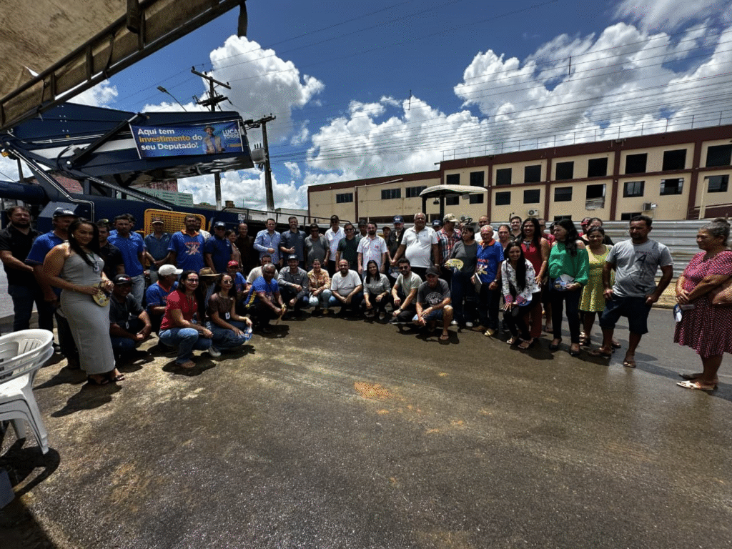 image-10-1024x768 Deputado Delegado Lucas entrega implementos e viabiliza primeira recolhedora de café em Buritis