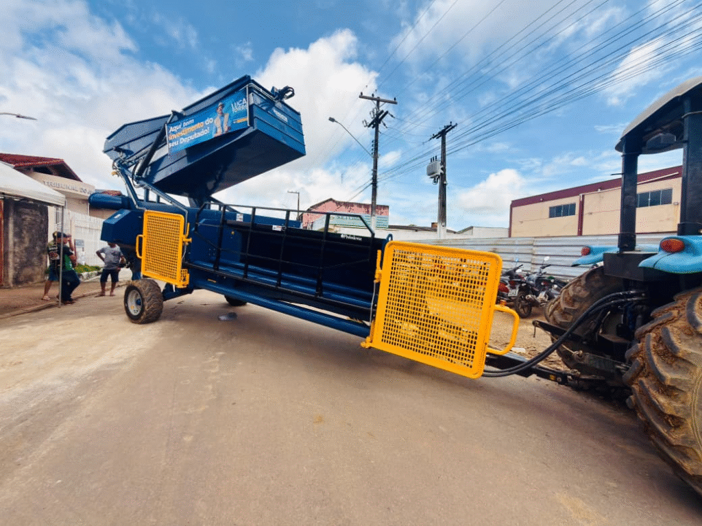 image-4-1024x768 Deputado Delegado Lucas entrega implementos e viabiliza primeira recolhedora de café em Buritis